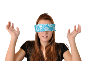 femme les yeux bandés ignorant son archétype financier