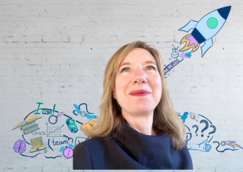 Une femme souriante devant un mur blanc avec des illustrations colorées de fusée, livres et graphiques.