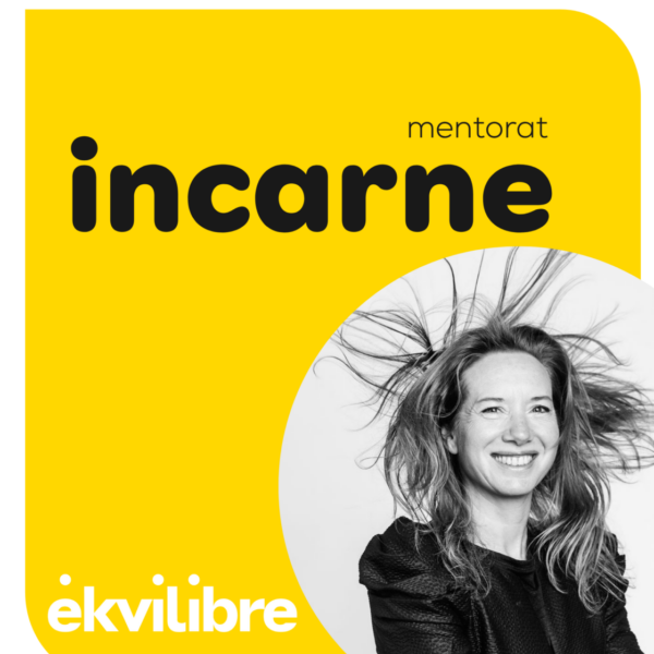 Femme souriante en noir et blanc sur fond jaune, avec les mots "mentor" et "incarne" en noir et "ekvilibre" en blanc.