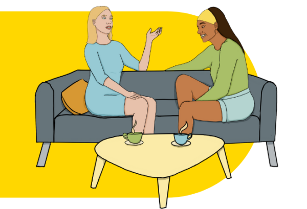 Illustration de deux personnes souriante discutant sur un canapé avec une boisson chaude, l'une porte une robe bleu à manche 3/4 et l'autre un pull vert et un short bleu ainsi qu'un bandeau jaune dans les cheveux. Forme jaune en arrière plan