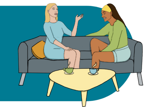 Illustration de deux personnes souriante discutant sur un canapé avec une boisson chaude, l'une porte une robe bleu à manche 3/4 et l'autre un pull vert et un short bleu ainsi qu'un bandeau jaune dans les cheveux. Forme bleu en arrière plan