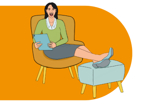 Femme dans un fauteuil en jupe grise et pull vert les pieds sur un pouf agréablement surprise qui tient un Ipad dans les mains cheveux noir. Forme orange foncé en arrière plan.